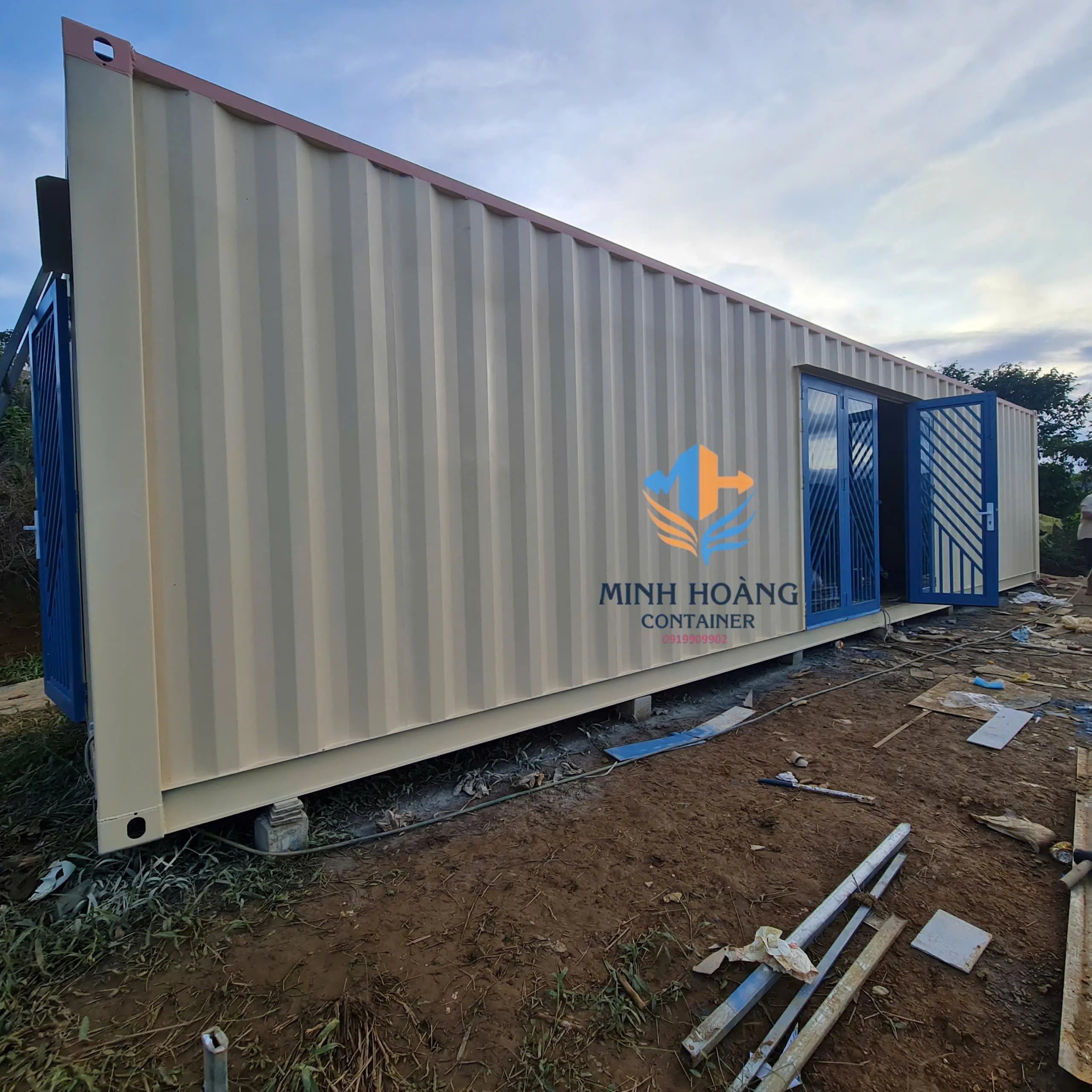 Container Văn Phòng 40 Feet Trắng – Cửa Đại Xanh Dương: Giải Pháp Không Gian Lưu Động Hoàn Hảo Cho Mọi Địa Hình